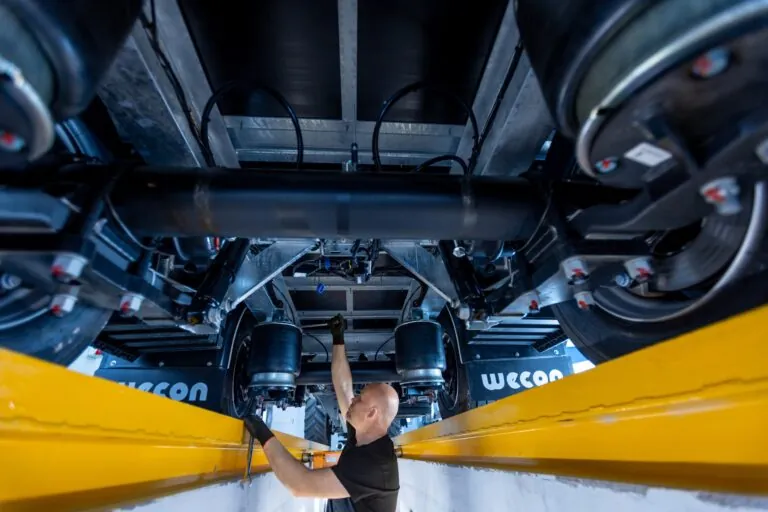 Mechanik pracujący pod pojazdem.